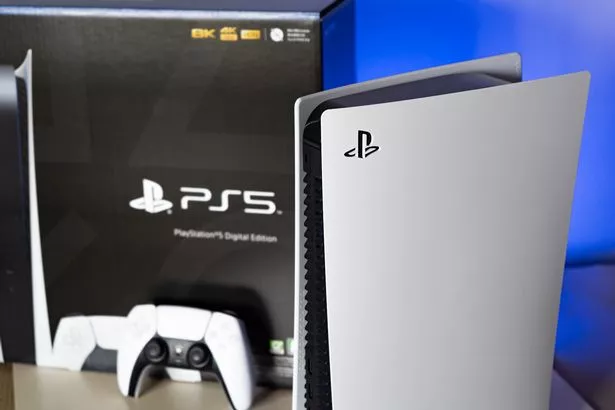 بانكوك ، تايلاند - 30 أكتوبر ، 2022: وحدة التحكم في لعبة PlayStation 5 و Box Packaging.