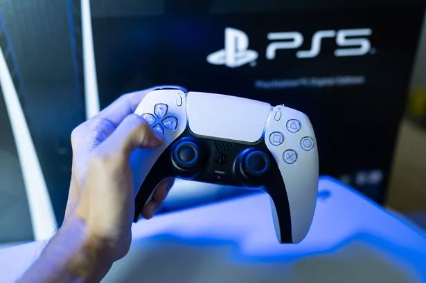 بانكوك ، تايلاند - 30 أكتوبر 2022: Gamer Play PlayStation 5 Game Console مع DualSense Controller.
