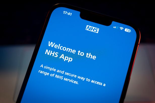 يظهر تطبيق National Health Service (NHS) على جهاز محمول في هذا الرسم التوضيحي في 13 يوليو ، 2023 في وارسو ، بولندا. 