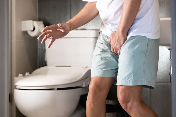 رجل بحاجة إلى المرحاض