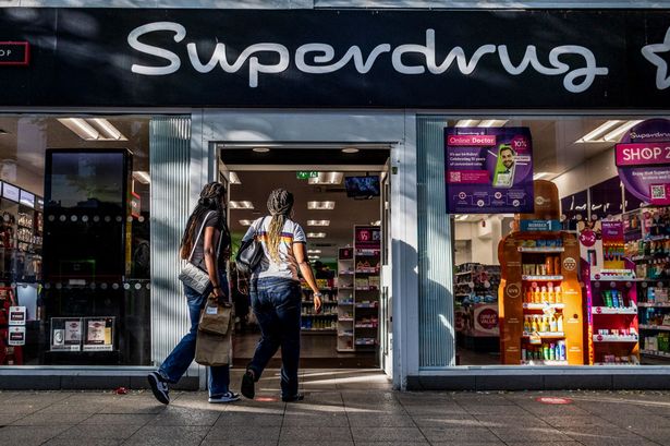 لندن ، المملكة المتحدة - 2023/08/21: يمشي الناس في متجر Superdrug في المملكة المتحدة. SuperDrug هو بائع تجزئة للصحة والجمال. (تصوير May James/SOPA Images/Lightrocket عبر Getty Images)