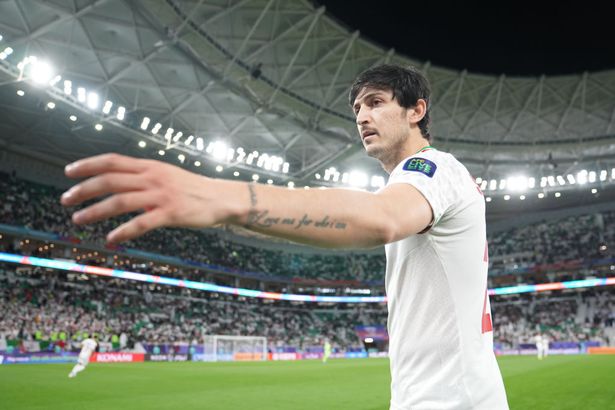 Sardar Azmoun يلعب مع إيران