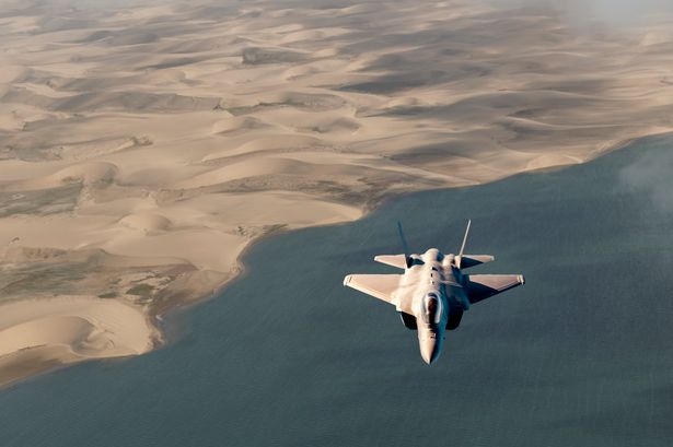 طائرة F-35 الجيش تطير فوق ساحل الهيكل العظمي في ناميبيا.