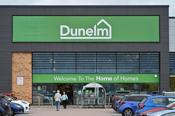   منظر خارجي عام لمتجر التجزئة للبيع بالتجزئة من Dunelm للأدوات المنزلية والمفروشات المنزلية