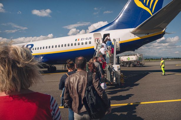 يمشي الناس على متن طائرة Ryanair متجهة إلى بورتو في البرتغال على مدرج مطار Carcassonne في Aude ، فرنسا في 21 مايو 2024. (تصوير Idriss Bigou-Gilles / Hans Lucas / Hans Lucas عبر AFP) (تصوير Idriss Bigou / Hansas / AFP عبر Getty Images)