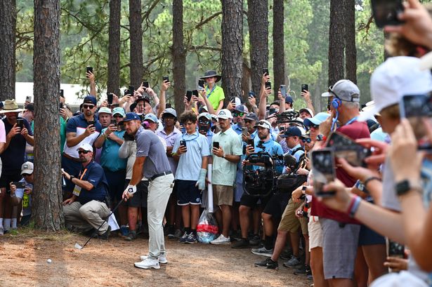 PINEHURST ، نورث كارولينا - 16 يونيو: يشاهد المشجعون بينما يعمل Bryson Dechambeau خلال تسديدته الثانية في الحفرة الثامنة خلال الجولة الأخيرة من بطولة الولايات المتحدة المفتوحة في Pinehurst رقم 2 في منتجع Pinehurst في 16 يونيو 2024 في Pinehurst ، نورث كارولينا. (تصوير تريسي ويلكوكس/PGA Tour عبر Getty Images)