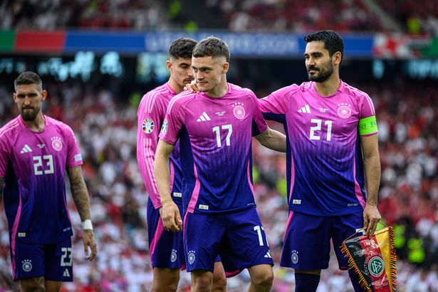فلوريان ويرتز مع زملائه في الفريق في ألمانيا في يورو 2024