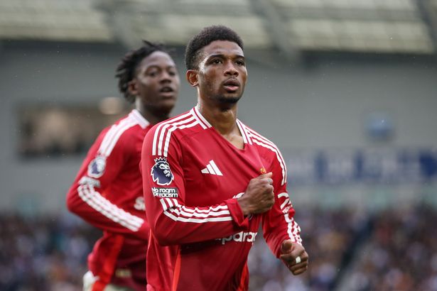 يحتفل Amad Diallo من Manchester United بتسجيل هدف فريقه الأول خلال مباراة الدوري الممتاز بين Brighton & Hove Albion FC و Manchester United FC على ملعب Amex في 24 أغسطس 2024 في برايتون ، إنجلترا. 