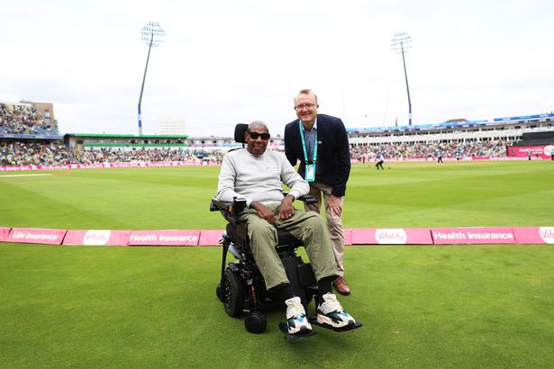 David 'Syd' Lawrence و Shaun Udal يصوران صورة خلال مباراة نصف نهائي T20 Vitality Blast بين Surrey و Somerset في Edgbaston في سبتمبر الماضي