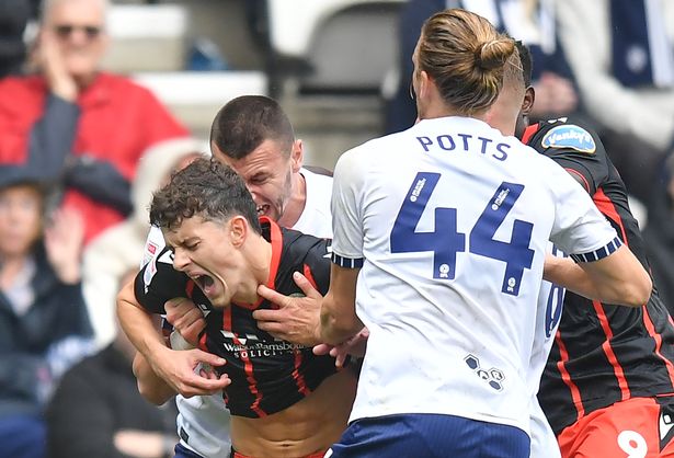 يبدو أن Blackburn Rovers 'Owen Beck تعرض للعض على الرقبة من قبل Milutin Osmajic من Preston North End