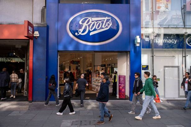 المتسوقين والزوار في Oxford Street Pass Boots The Chemist