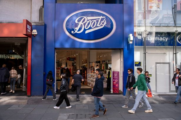 المتسوقين والزوار في Oxford Street Pass Boots The Chemist في 7 أكتوبر 2024 في لندن ، المملكة المتحدة