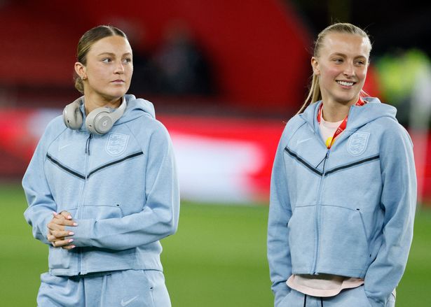 Ruby Mace of England و Aggie Beever-Jones of England على أرض الملعب قبل الودودة الدولية للسيدات بين إنجلترا وسويسرا في Bramall Lane في 3 ديسمبر 2024 في شيفيلد ، إنجلترا. 