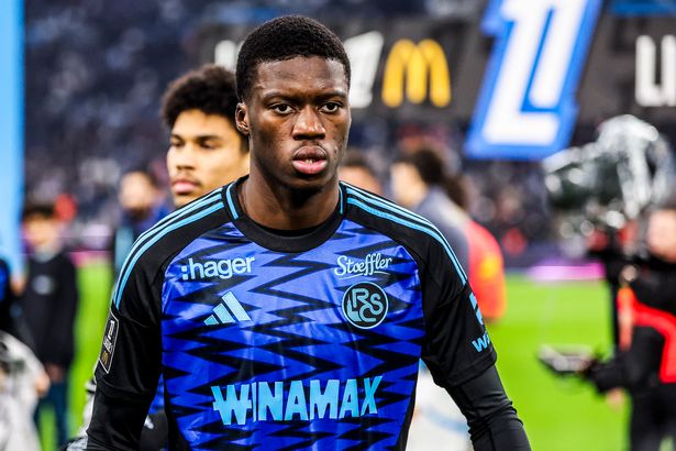Mamadou Sarr من Strasbourg Preies the Ligue 1 مباراة بين مرسيليا وروسيبورغ 