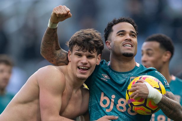   جاستن كلويفيرت من AFC Bournemouth يحتفل مع زميله في الفريق ميلوس كيركز 