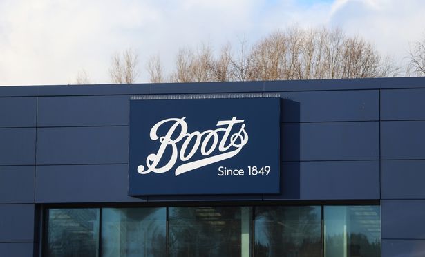 يتم عرض شعار Boots خارج أحد متاجرها في وارينجتون ، شيشاير.