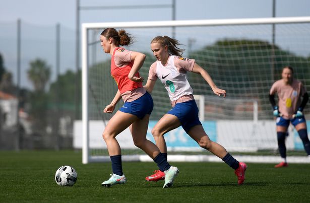 Ruby Mace و Aggie Beever-Jones of England أثناء جلسة تدريبية في 20 فبراير 2025 في Albufeira ، البرتغال.