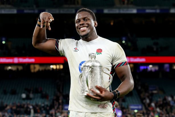 يحتفل Maro Itoje من إنجلترا مع كأس كلكتا - يقبض على الأسود