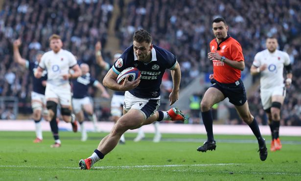 وصل بن وايت في اسكتلندا كغطاء في Scrum-Half