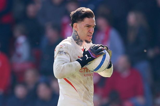 Ederson on the Ball خلال مباراة الدوري الممتاز بين Nottingham Forest FC و Manchester City FC في City Ground
