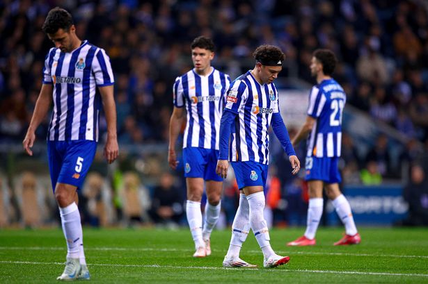 بورتو ، البرتغال - 15 مارس: يبدو Pepe of FC Porto و Ivan Marcano من FC Porto مكتئبًا خلال مباراة Betclic Liga بين FC Porto و AVS في Estadio Do Dragao في 15 مارس 2025 في بورتو ، بورتوغال. (تصوير Diogo Cardoso/Getty Images)