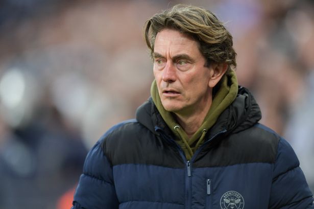 حضر توماس فرانك ، مدير Brentford FC ، خلال مباراة الدوري الإنجليزي الممتاز بين نيوكاسل يونايتد وبرنتفورد في سانت جيمس بارك في نيوكاسل ، المملكة المتحدة ، في 2 أبريل 2025.
