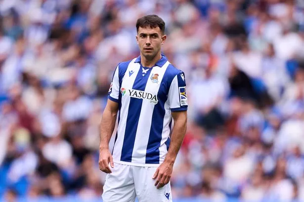 Martin Zubimendi من Real Sociedad ينظر إلى 