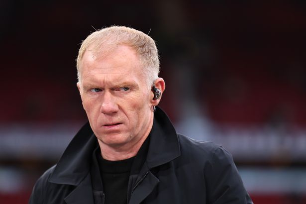 يعمل بول سكولز على أنه منفرد تلفزيوني لـ TNT Sports خلال مباراة UEFA Europa League 2024/25 في مباراة الدور الثاني النهائي بين مانشستر يونايتد ونادي Athletic في أولد ترافورد في 8 مايو 2025 في مانشستر ، إنجلترا.