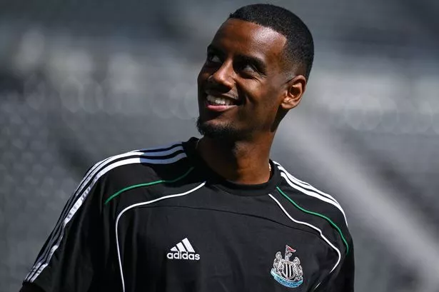 يصل ألكساندر إيساك من نيوكاسل يونايتد (14) إلى مباراة الدوري الممتاز بين نيوكاسل يونايتد FC و Chelsea FC.