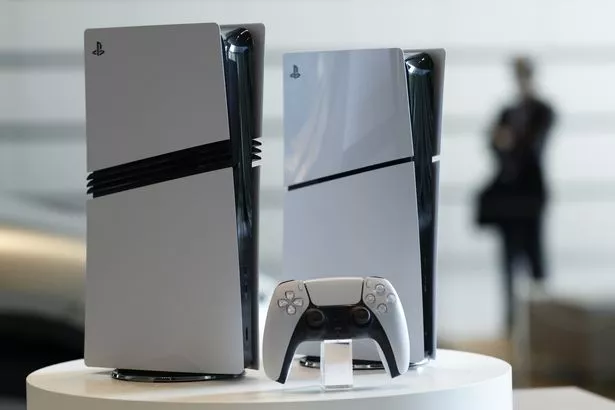 وحدة تحكم أمام Sony Group Corp. PlayStation 5 (PS5) Pro Video Game Console ، إلى اليسار ، ووحدة التحكم في ألعاب الفيديو الرقمية PS5 معروضة في مقر الشركة في طوكيو ، اليابان ، يوم الأربعاء ، 14 مايو ، 2025. عرضت Sony Group تنبؤًا مخيطًا للعام المقبل ، مع البث المتجول الأمريكي. المصور: كيوشي أوتا/بلومبرج عبر غيتي إيمس