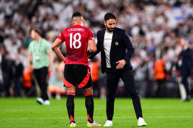 مدرب مانشستر يونايتد روبن أموريم (ص) وكارلوس كاسميرو من مانشستر يونايتد (L).