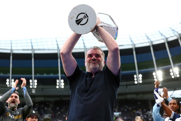 لندن ، إنجلترا - 25 مايو: يحتفل Ange Postecoglou ، مدير Tottenham Hotspur مع بطولة UEFA Europa League خلال مباراة الدوري الإنجليزي الممتاز بين توتنهام هوتسبور FC و Brighton & Hove Albion FC على ملعب توتنهام هوتسبور في 25 مايو 2025 في لندن ، إنجلترا. (تصوير شون بروكس - Camerasport عبر Getty Images)