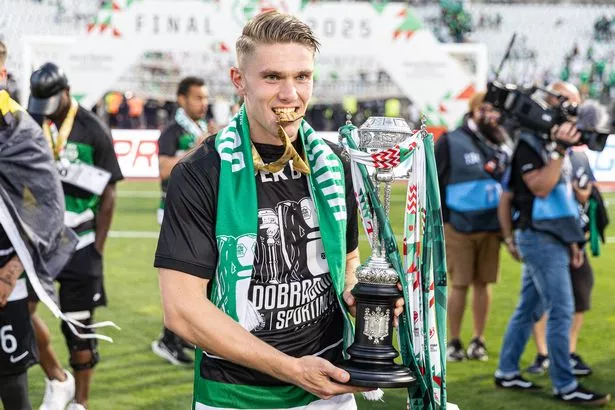 Oeiras ، البرتغال - 2025/05/25: يحتفل هداف الأهداف Viktor Gyokeres من Sporting CP مع الكأس خلال الكأس البرتغالية 2024/2025 - المباراة النهائية بين SL Benfica و Sporting CP في Estadio Nacional. (النتيجة النهائية: SL Benfica 1 - 3 Sporting CP). (تصوير David Martins/SOPA Images/lightrocket عبر Getty Images)