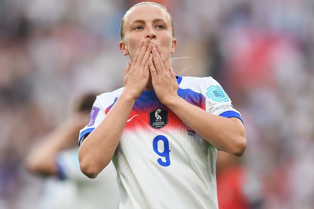 تحتفل Aggie Beever-Jones من إنجلترا بتسجيل هدف فريقها الأول خلال مباراة الدول النسائية في UEFA 2024/25 GRP A3 MD5 بين إنجلترا والبرتغال في ملعب ويمبلي في 30 مايو 2025 في لندن ، إنجلترا.