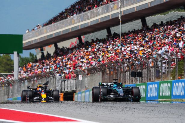 برشلونة ، إسبانيا - يونيو 01: جورج راسل من بريطانيا العظمى يقود (63) مرسيدس AMG Petronas F1 Team W16 يقود ماكس فيرستابن من هولندا التي تقود (1) أوراكل ريد بول ريسينغ RB21 على المسار الصحيح خلال سباق الجائزة الكبرى من إسبانيا في دائرة دائرة ديركالونا -كاتالونيا في يونيو 01 ، 2025 في برسلنا. (تصوير Malcolm Griffiths - Formula 1/Formula 1 عبر Getty Images)