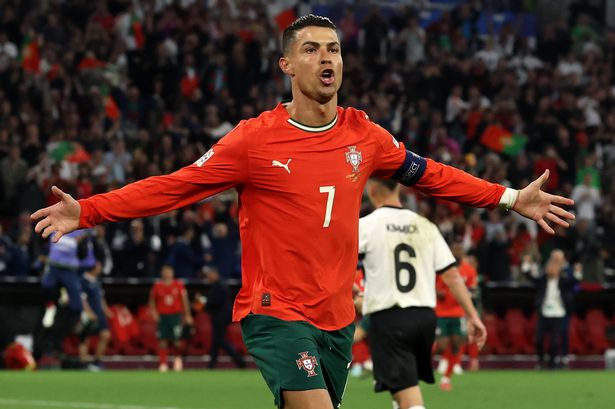 ميونيخ ، ألمانيا - 04 يونيو: كريستيانو رونالدو من إيماءات البرتغال بعد تسجيل هدف فريقه الثاني خلال مباراة الدور نصف النهائي من دوري الأمم المتحدة في الدول UEFA 2025 بين ألمانيا والبرتغال في ميونيخ كرة القدم في 04 يونيو 2025 في ميونيخ ، ألمانيا. (تصوير ألكساندر حاسينشتاين/غيتي إيمايز)