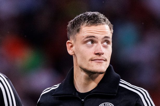   Florian Wirtz من ألمانيا (C) يغني النشيد الوطني 