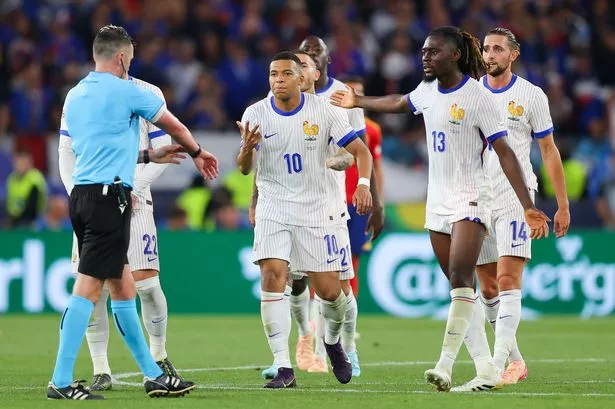 يجادل Kylian Mbappe من فرنسا و Teamamtes مع الحكم مايكل أوليفر
