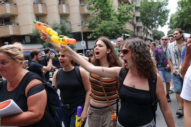 يرش المتظاهرون المياه بمدافع مائية أثناء مظاهرة ضد السياحة الجماعية في برشلونة ، في 15 يونيو 2025