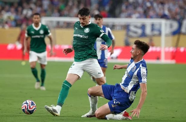 Palmeiras 'Uruguayan Defender #22 Joaquin Piquerez و FC Porto Portudese Defender #52 Martim Fernandes يقاتلون من أجل الكرة خلال كأس العالم FIFA 2025 مجموعة كرة قدم بين البرازيل في Palmeiras و Portugal's FC Porto في Metlife East Ruherford ، New Jersey في 15 يونيو 2025. (تصوير Franck Fife/AFP عبر Getty Images)          