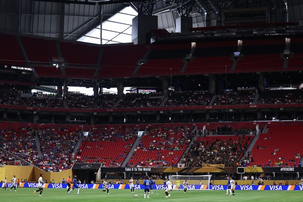أتلانتا ، جورجيا - 16 يونيو: منظر عام للمقاعد الفارغة خلال مباراة كأس العالم للنادي FIFA 2025 بين تشيلسي FC ونادي كرة القدم في لوس أنجلوس على ملعب مرسيدس بنز في 16 يونيو 2025 في أتلانتا ، الولايات المتحدة الأمريكية. (تصوير روبي جاي بارات - AMA/Getty Images)