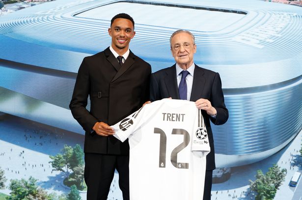 ترينت ألكساندر أرنولد ، لاعب جديد في ريال مدريد ، شوهد مع فلورنتينو بيريز رئيس نادي ريال مدريد
