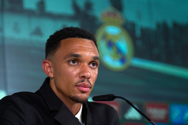 يتحدث ترينت ألكساندر أرنولد في المؤتمر الصحفي خلال كشف النقاب عنه كلاعب جديد في ريال مدريد