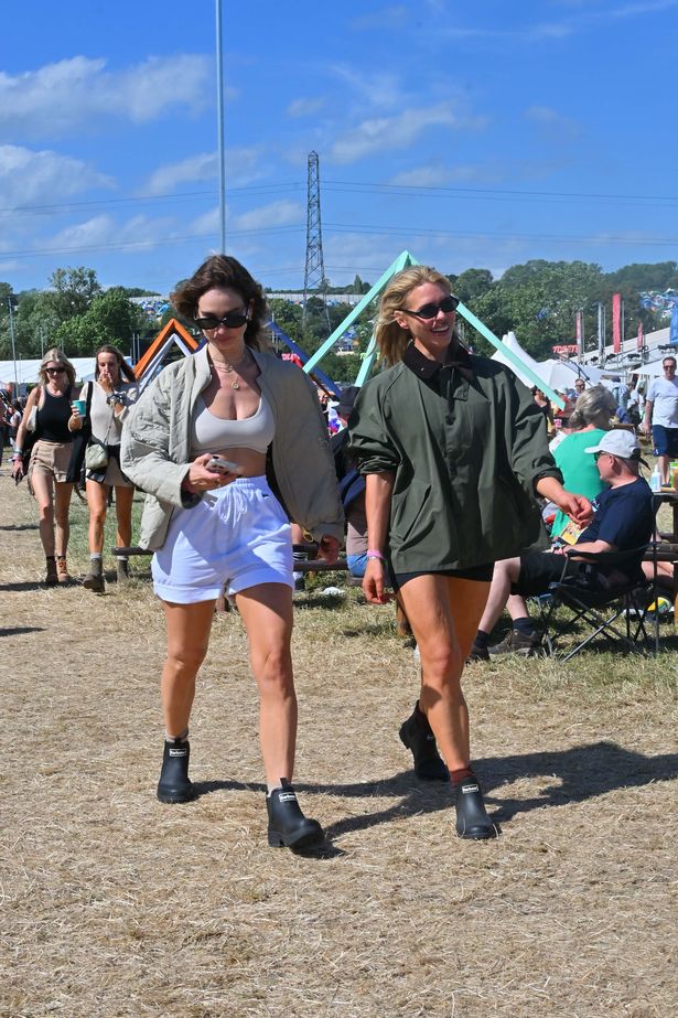 GLASTONBURY ، إنجلترا - 27 يونيو: شوهدت ليلي جيمس وبيلي بايبر في اليوم الأول من مهرجان غلاستونبري 2025 مرتدياً العلامة التجارية البريطانية البريطانية باربور في 27 يونيو 2025 في غلاستونبري ، إنجلترا. (تصوير Jed Cullen/Dave Benett/Getty Images)