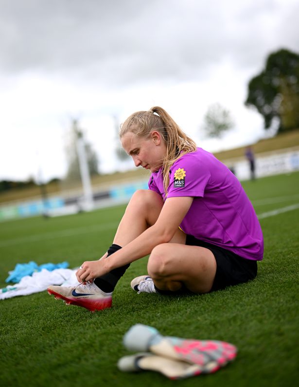 تقوم Aggie Beever-Jones من Englnd بضبط أربطةها خلال جلسة تدريبية في St Georges Park في 24 يونيو 2025 في Burton-Upon-Trent ، إنجلترا.