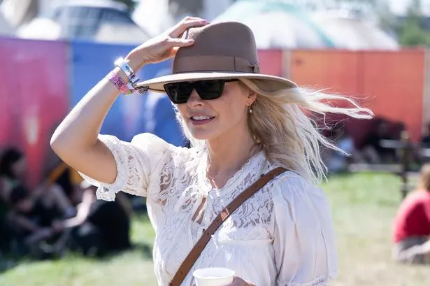 GLASTONBURY ، إنجلترا - 27 يونيو: هولي ويلوغبي خلال اليوم الثالث من مهرجان غلاستونبري 2025 في Worthy Farm ، Pilton في 27 يونيو 2025 في Glastonbury ، إنجلترا. تأسست Glastonbury ، التي أنشأها Michael Eavis في عام 1970 ، إلى أكبر مهرجان للموسيقى في المملكة المتحدة ، حيث جذب أكثر من 200000 معجب للاستمتاع بالعروض عبر أكثر من 100 مرحلة. في عام 2026 ، سيستغرق المهرجان عامًا من البور ، وهو توقف مؤقت للسماح بوقت موقع المزرعة الجدير بالراحة والتعافي. (تصوير سمير حسين/سلكي)