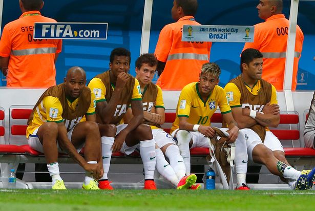 Maicon ، Jo ، Bernard ، Neymar و Hulk of Brazil ينظرون من مقاعد البدلاء خلال مباراة كأس العالم للبرازيل 2014 في مباراة الكاميرون والبرازيل في Estadio Nacional في 23 يونيو 2014