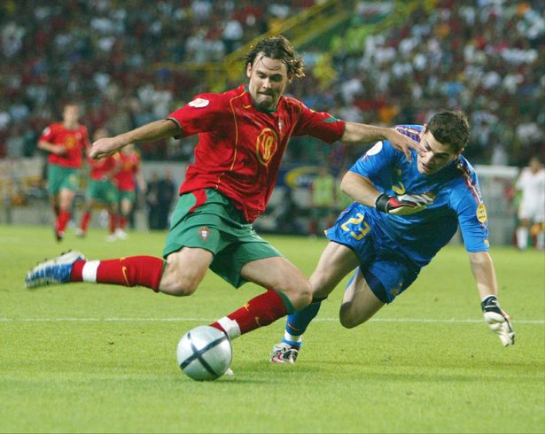 لشبونة ، البرتغال - 20 يونيو: فوسفول: يورو 2004 في البرتغال ، Vorrunde / Gruppe A / Spiel 17 ، Lissabon ؛ Spanien - البرتغال (esp - por) 0: 1 ؛ Maniche / por Umspielt den Spanischen Torwart Iker Casillas / esp und trifft das leere tor nicht 20.06.04. (تصوير أندرياس رينتز/بونغارتس/غيتي إيمس)