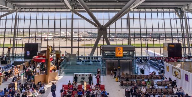 Heathrow Terminal 5 هي محطة مطار في مطار هيثرو. افتتح في عام 2008 ، المبنى الرئيسي في المجمع هو أكبر هيكل قائم بذاته في المملكة المتحدة