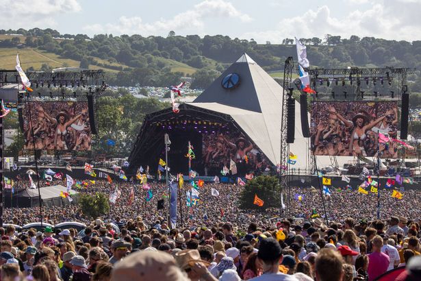 GLASTONBURY ، إنجلترا - 26 يونيو: تتجمع حشود من الناس أمام مرحلة الهرم الرئيسية لمشاهدة ديانا روس تؤدي في مهرجان غلاستونبري 2022 خلال اليوم الثاني من مهرجان غلاستونبري في وورث فارم ، بيلتون في 26 يونيو 2022 في غلاستونبري ، إنجلاند. نما المهرجان ، الذي تأسس في عام 1970 ، إلى واحدة من أكبر مهرجانات الميدان الخضراء في الهواء الطلق في العالم. (تصوير مات كاردي/غيتي إيموكيز)